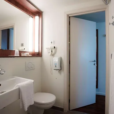 Campanile & Restaurant / Szálloda